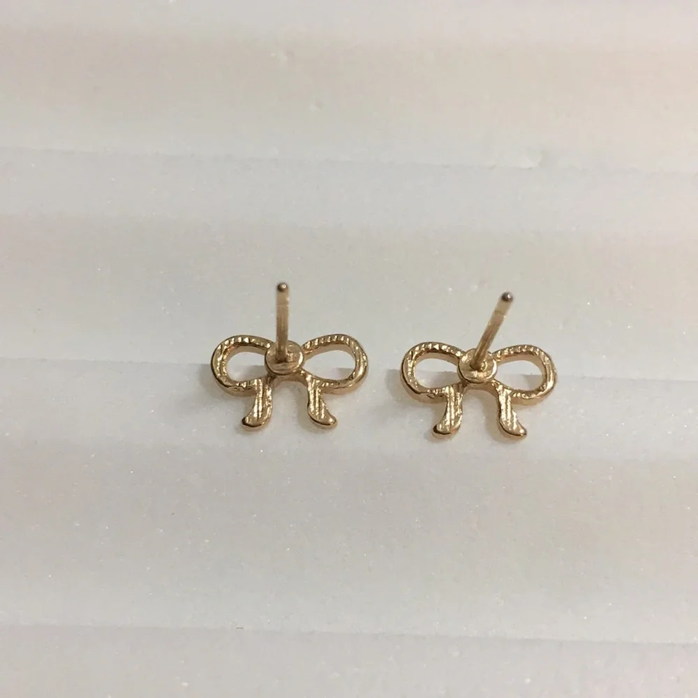 Gold bow earrings